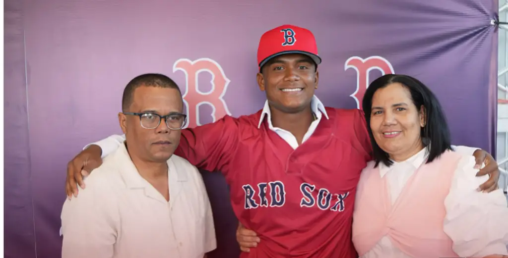 Christopher Cordero, de 16 años, firma con los Boston Red Sox