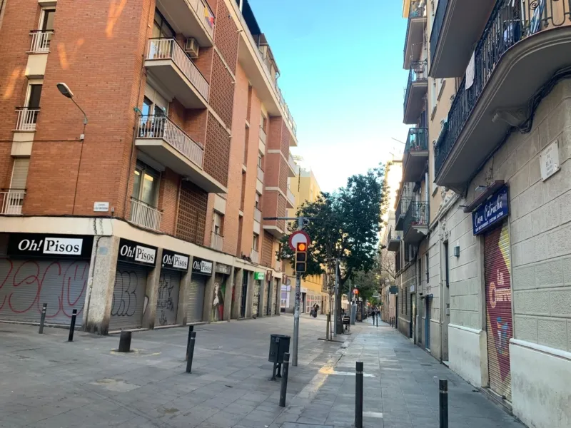 Un hombre en Ciulat Vella de Barcelona, España