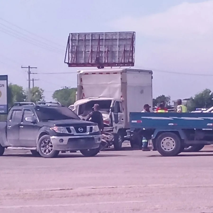 Colision entre dos camiones perjudica a varios en el cruce de Almacenes Unidos en Verón