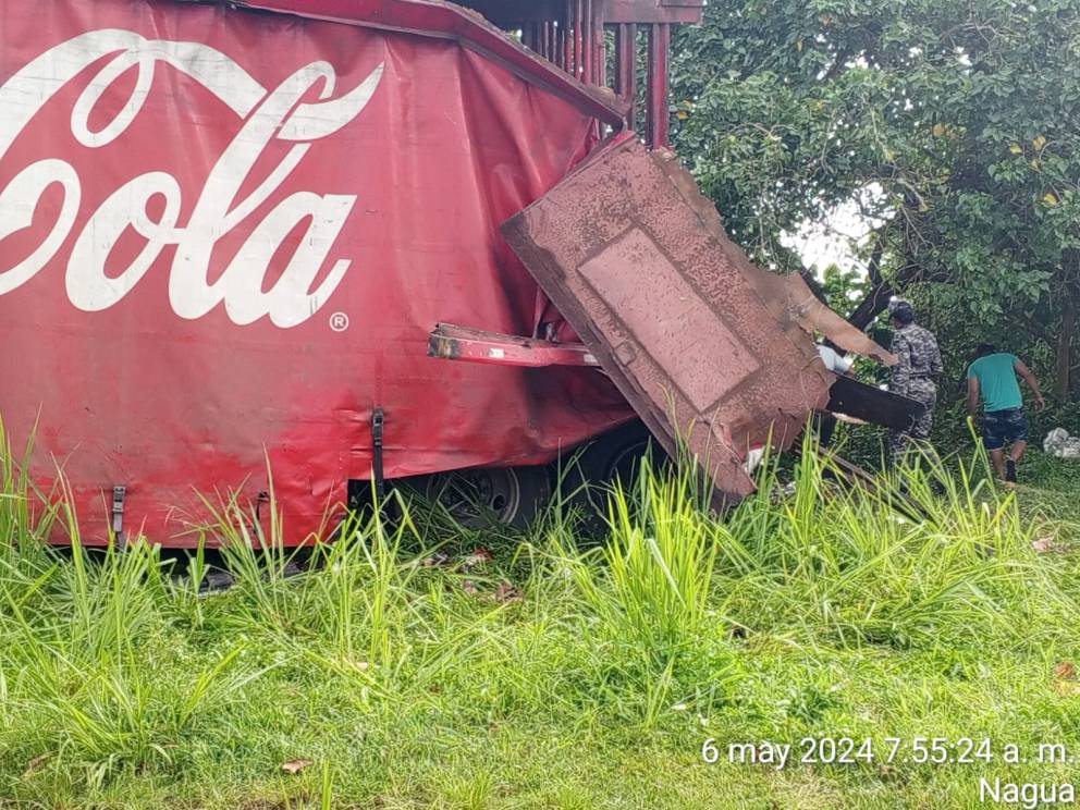 Accidente de un camion de la Coca-Cola en el tramo carretero Nagua – Sánchez