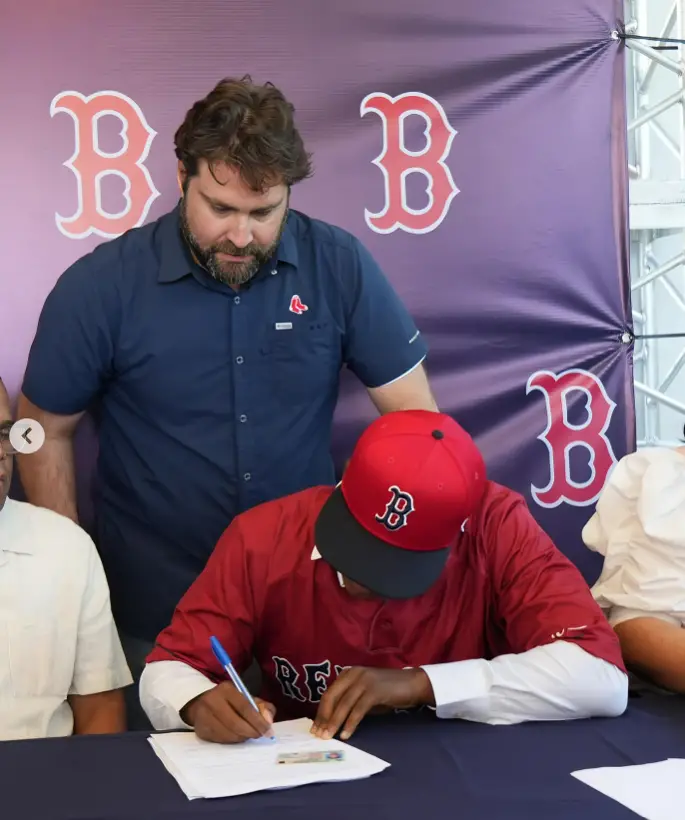 Christopher Cordero, de 16 años, firma con los Boston Red Sox