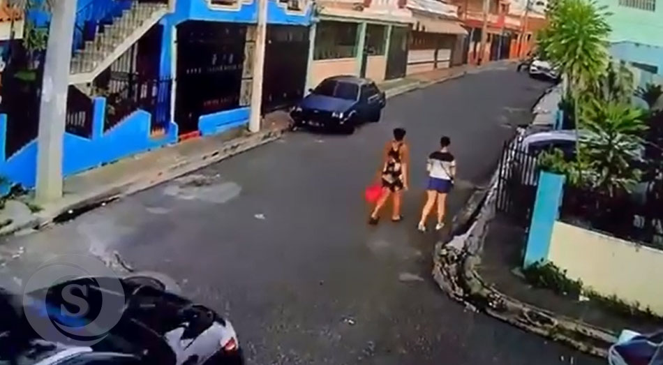 Dos mujeres caminando por las calles