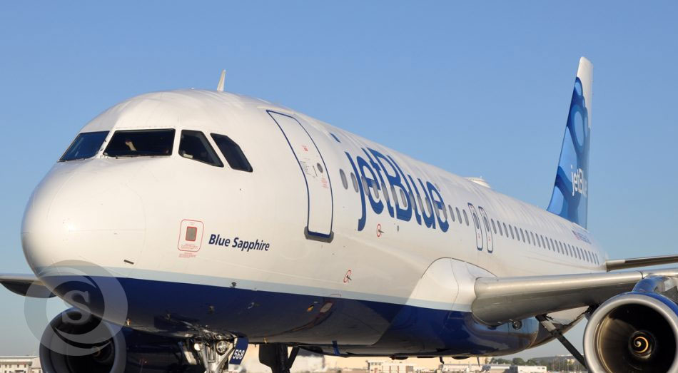 En el compartimento del tren de aterrizaje de una aeronave de JetBlue 