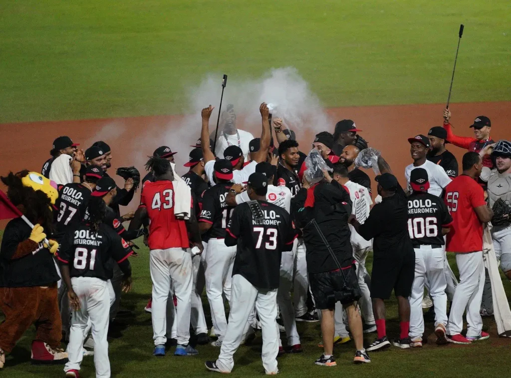 Leones del Escogido ganan la corona 17 