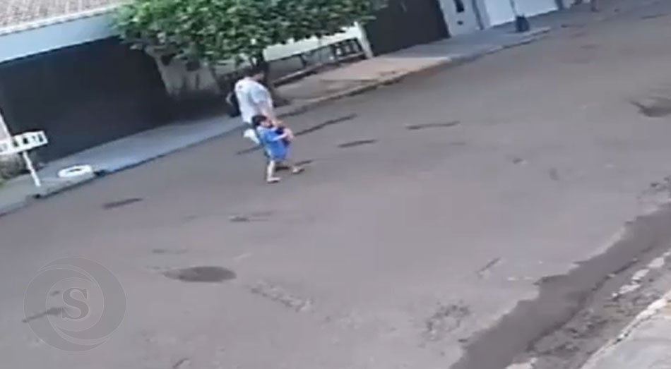 Mientras caminaba con su hijo