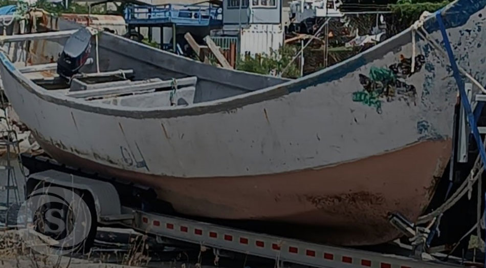 Un barco hallado a la deriva con 13 personas