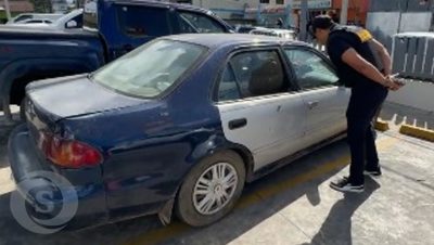 Un vehículo estacionado en un parqueo