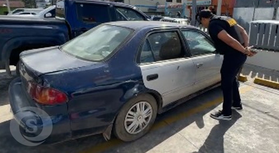 Un vehículo estacionado en un parqueo