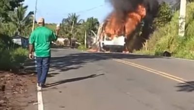 Una guagua de transporte de pasajeros en la ruta Miches-El Seibo