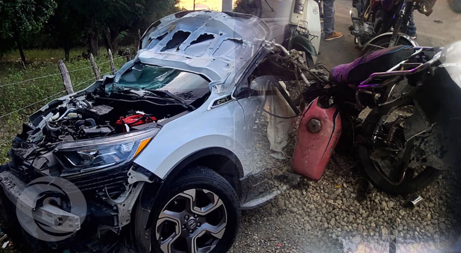 Una jeepeta Honda CR-V blanca y un carro rojo