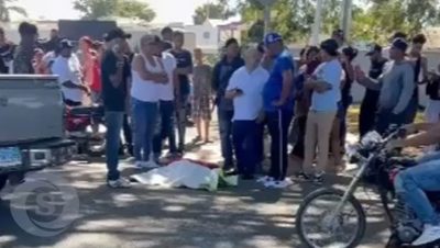 Una mujer frente al cementerio nuevo de Mao