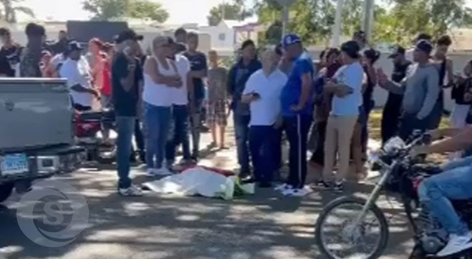 Una mujer frente al cementerio nuevo de Mao