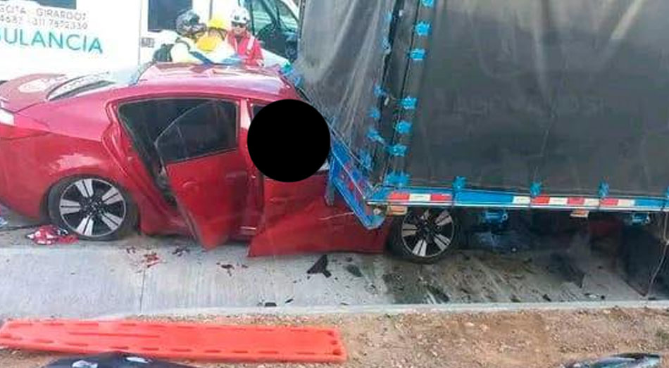 Una mujer que estaba dentro del carro