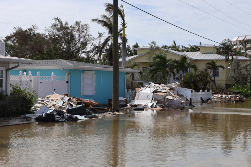 El huracán Milton se ha cobrado al menos la vida de una docena de personas y dejado una senda de destrucción a su paso por Florida (EE.UU.), que registró tornados mortales, graves inundaciones y donde todavía más de 3 millones de usuarios permanecen sin luz, además de causar daños estimados en hasta 60.000 millones de dólares. Sin embargo autoridades y afectados, respiran con algo de alivio porque "pudo haber sido peor", según a EFE Michael, un residente de Fort Myers que evacuó antes de la llegada del huracán Milton, que mantiene la amenaza de marejada ciclónica, golpeó el centro de Florida con lluvia torrenciales y fuertes vientos, tras haber tocado tierra este miércoles por la noche en la costa oeste del estado como huracán mayor, de categoría 3, y vientos de hasta 205 kilómetros por hora (120 millas). Tornados mortales, inundaciones, millones sin luz Cinco de las once muertes se produjeron en el condado de St. Lucie, en la conocida como Costa del Tesoro (Treasure Coast), resultado de tornados relacionados con Milton que obligó a emitir 116 avisos de tornado, según dijo el gobernador del estado, Ron DeSantis. Milton, ahora convertido en un fenómeno extratropical, salió de Florida tras atravesar el estado de oeste a este, aunque los expertos advierten que la costa este puede sufrir todavía intensas precipitaciones y marejadas ciclónicas. El presidente estadounidense, Joe Biden, dijo hoy que las medidas que se implementaron para salvar vidas "marcaron la diferencia", pero advirtió que todavía es pronto para evaluar el daño total causado por el huracán. Además Biden instó a su predecesor en el cargo y actual candidato republicano a la Casa Blanca, Donald Trump, a que abandone la desinformación sobre la respuesta del Gobierno a los huracanes Helene y Milton. "Búscate una vida, hombre. Ayuda a esta gente", afirmó Biden dirigiéndose directamente a Trump durante una comparecencia en la Casa Blanca. El Servicio Meteorológico Nacional tuvo que declarar una emergencia por inundaciones repentinas en los condados de Pinellas y Hillsborough, en la costa oeste central de Florida, ante las intensas lluvias que se registraron, con lluvia acumulada de más de 43 centímetros y poderosos vientos que arrancaron árboles y tejados. Las inundaciones obligaron a los equipos de socorro a rescatar en embarcaciones y vehículos especiales a cerca de medio millar de residentes que quedaron atrapados en un complejo de apartamentos del condado de Pinellas. Casi 7,3 millones de floridanos residentes en quince condados habían recibido órdenes de evacuación obligatoria, una evacuación reforzada con el mensaje que era "cuestión de vida o muerte", como transmitió el miércoles el presidente Biden. Las reclamaciones por daños tras el paso de Milton por la costa del Golfo de Florida podría tener un impacto para las aseguradoras de entre 50.000 y 60.000 millones de dólares, según estimaciones del sector, que está preparada para absorber estas cifras, según las distintas estimaciones dadas a conocer este jueves. No obstante, ese coste tendrá repercusiones en la industria de seguros mundial, señala la revista Insurance Business, que lleva la cifra hasta los 60,000 millones de dólares. Multas a los especuladores de precios Mientras más de 3 millones de viviendas y edificios se encuentran todavía sin electricidad, las autoridades anunciaron multas de hasta 25,000 dólares a especuladores y crearon una línea telefónica especial para denuncias. La decisión es producto de las alertas de manipulación de precios y acaparamiento de bienes básicos que comenzaron antes de la llegada del huracán. Asimismo, las autoridades están trabajando rápidamente para restablecer la energía a millones de usuarios y reponer el suministro de combustible, dijo este jueves el gobernador DeSantis en una conferencia de prensa en St. Lucie. "Afortunadamente, Florida, preparamos a 50,000 instaladores de líneas eléctricas en todo el estado", dijo DeSantis, para subrayar que "lo fundamental es que tenemos que seguir trayendo combustible". Gasolineras sin combustible La mayor parte de las gasolineras de las zonas más expuestas al embate del huracán, como la bahía de Tampa, se encuentran hoy con escasez de combustible o directamente sin gasolina, debido a que centenares de miles de personas llenaron sus tanques para evacuar por carretera. Milton deja un estado asolado con graves inundaciones por lluvias, destrozos, muertes y centenares de miles de personas evacuadas, cuando aún intenta recuperarse de los daños de Helene, que entró el pasado 26 de septiembre por el noroeste de Florida como huracán de categoría 4. Helene dejó más de 230 muertos y decenas de desaparecidos convirtiéndose en el huracán más mortífero en EE.UU. desde el Katrina en 2005. Mientras Florida hace recuento de los daños causados por Milton, el huracán se convirtió hoy en un fenómeno extratropical en aguas del Atlántico, a 320 kilómetros al este-noreste de Cabo Cañaveral, en la costa oeste de Florida. El centro de Milton continuará alejándose de la costa este de Florida y pasará al norte de las Bahamas noroccidentales esta tarde, indicó el Centro Nacional de Huracanes (NHC, en inglés) en su boletín más reciente.