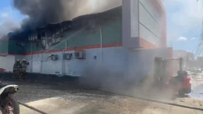 Incendio de gran magnitud afecta almacén de Prodacom en Santiago