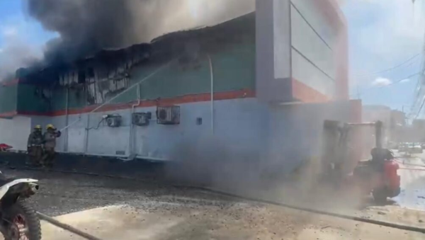 Incendio de gran magnitud afecta almacén de Prodacom en Santiago