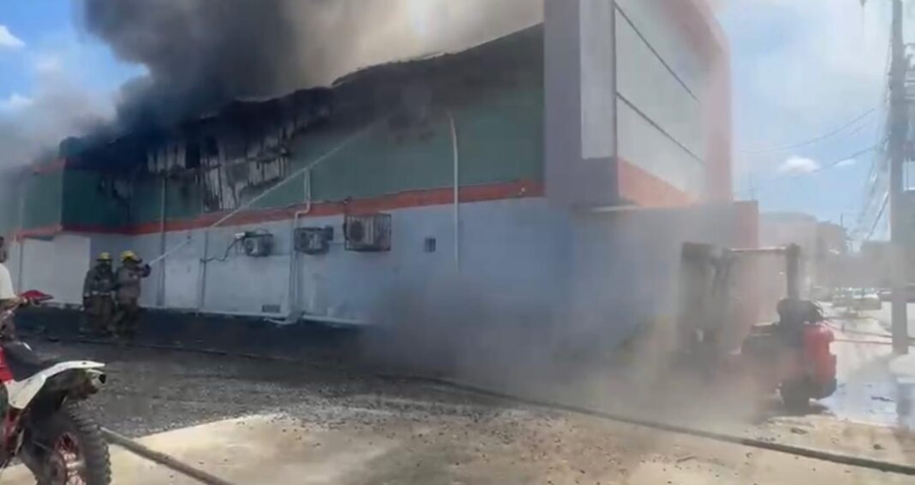 Incendio de gran magnitud afecta almacén de Prodacom en Santiago
